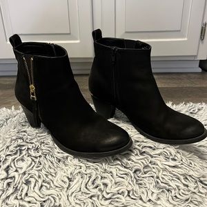 Steve Madden black genuine leather ankle booties.